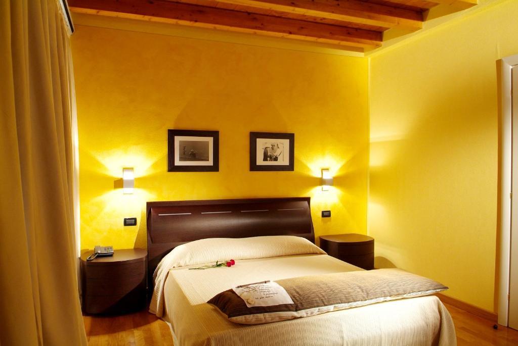 Hotel Fontana Santa Grumello del Monte Bilik gambar